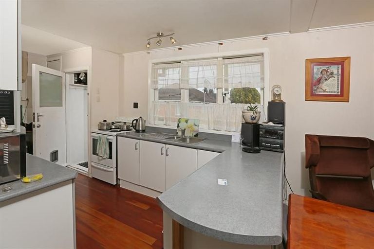 Photo of property in 6 Kirrie Avenue, Te Atatu South, Auckland, 0610