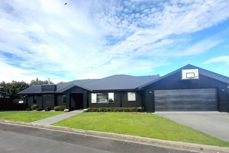 Photo of property in 5 D'urville Place, Kelvin Grove, Palmerston North, 4414