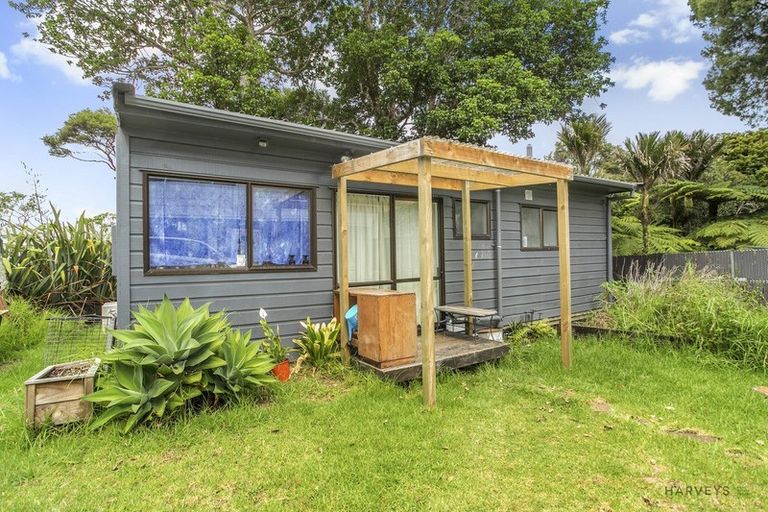 Property details for 8 Kauri Point Road, Laingholm, Auckland, 0604