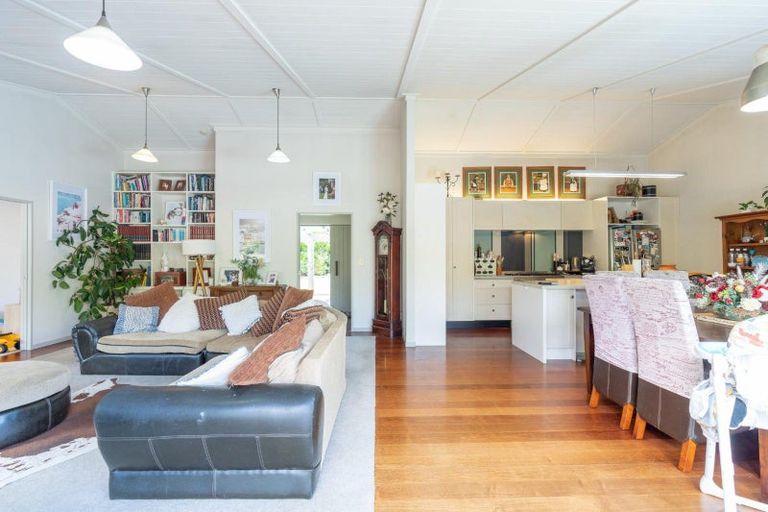 Photo of property in 1 Holden Way, Fitzherbert, Palmerston North, 4471