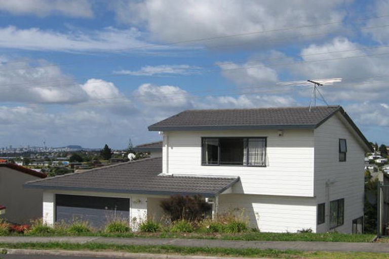Photo of property in 25 Highgrove Lane, Totara Vale, Auckland, 0632