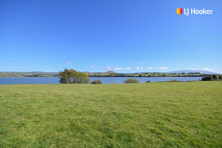 Photo of property in 24 Surrey Bay Road, Waihola, Outram, 9073