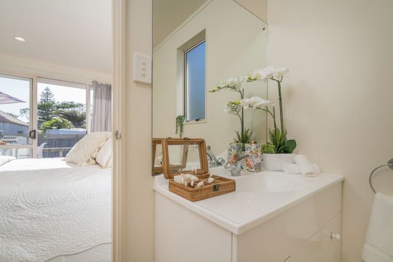 Photo of property in 37 Hahei Beach Road, Hahei, Whitianga, 3591