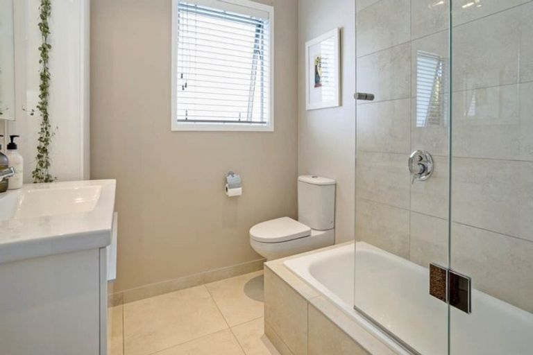 Photo of property in 2/4 Beach Road, Castor Bay, Auckland, 0620