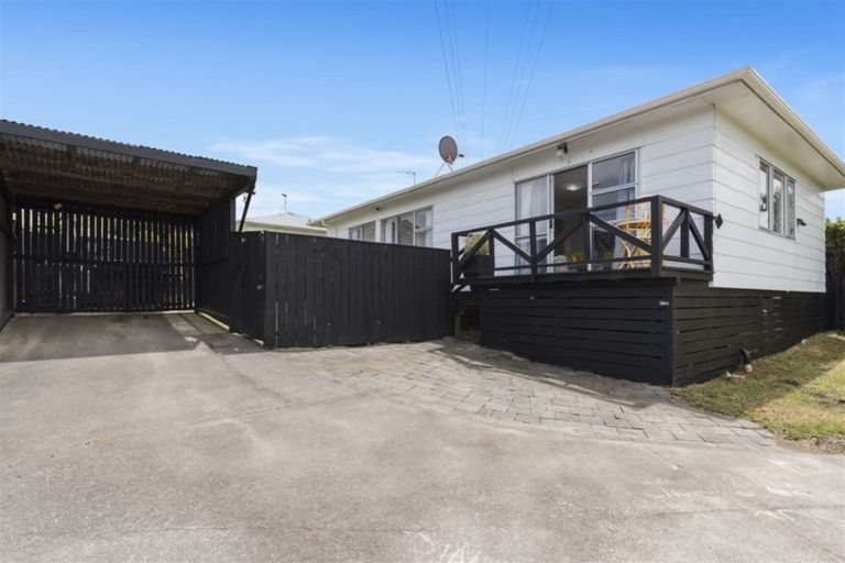 Photo of property in 1/317 Triangle Road, Massey, Auckland, 0614