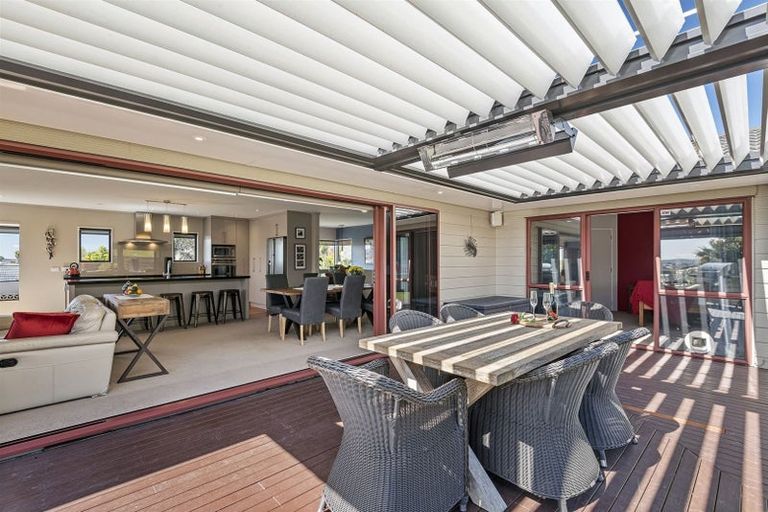 Photo of property in 15 Ballini Rise, West Harbour, Auckland, 0618