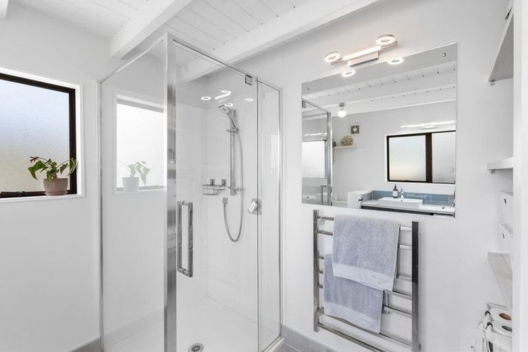 Photo of property in 16b Bay Street, Red Beach, 0932