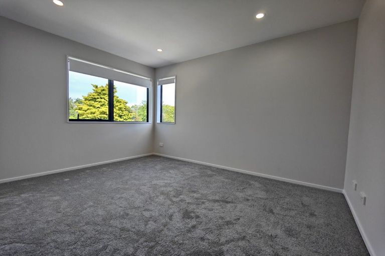 Photo of property in 4d Orinda Close, Botany Downs, Auckland, 2010