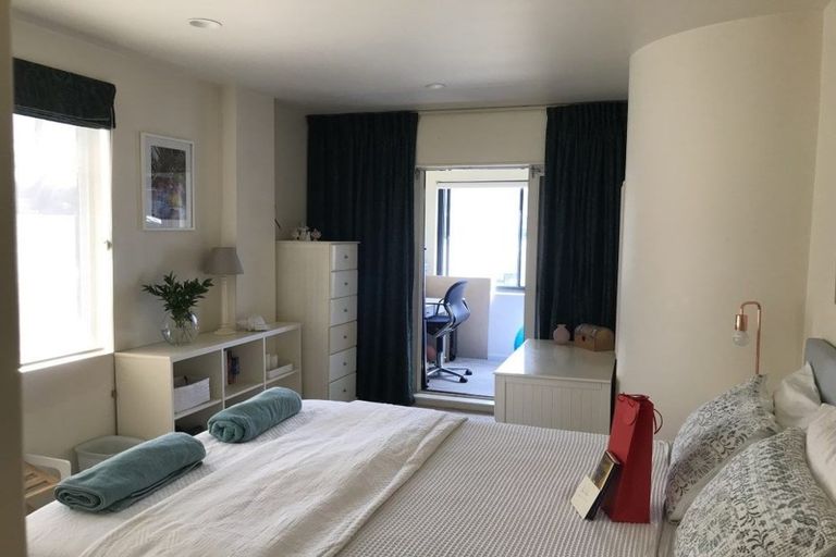 Photo of property in 154 Oriental Parade, Oriental Bay, Wellington, 6011