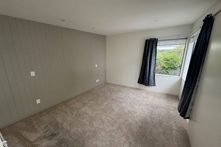 Photo of property in 22 Tiketike Way, Brooklyn, Wellington, 6021