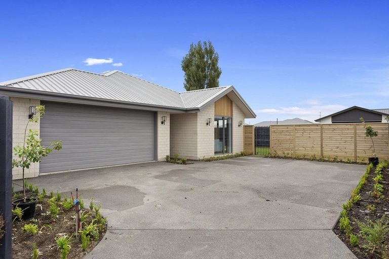 Photo of property in 15 Saint James Place, Rangiora, 7400