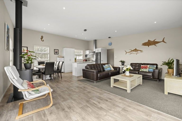 Photo of property in 25 Robertson Street, Raglan, 3225