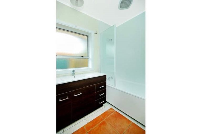 Photo of property in 2/10 Roband Avenue, Glenfield, Auckland, 0629