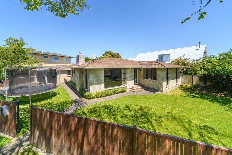 Photo of property in 2 Cecil Place, Cloverlea, Palmerston North, 4412