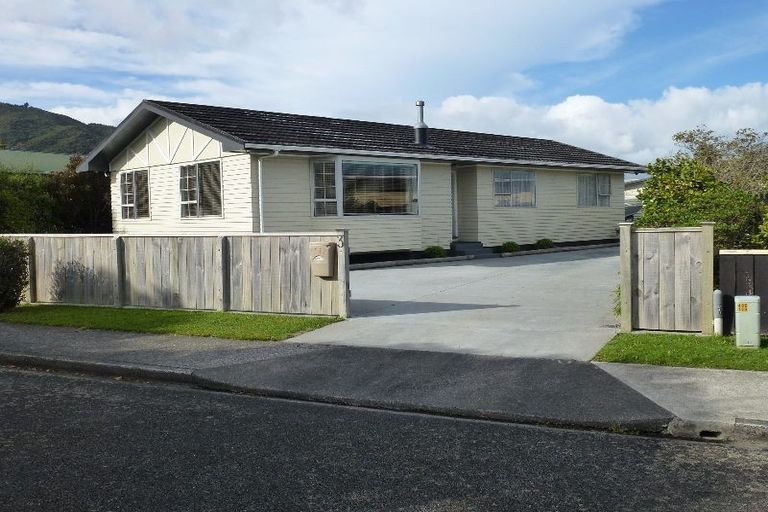 Photo of property in 3 Wimbledon Grove, Wainuiomata, Lower Hutt, 5014