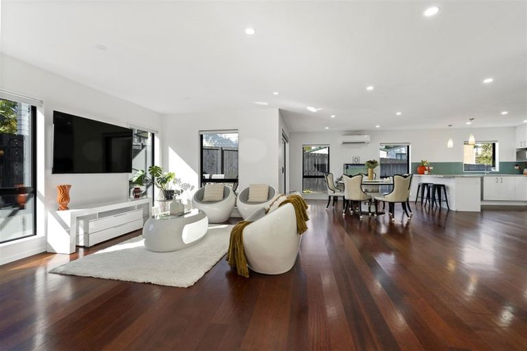 Photo of property in 7a Halcombe Place, Green Bay, Auckland, 0604