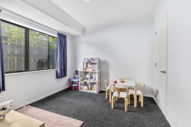 Photo of property in 52 Miles Crescent, Newlands, Wellington, 6037