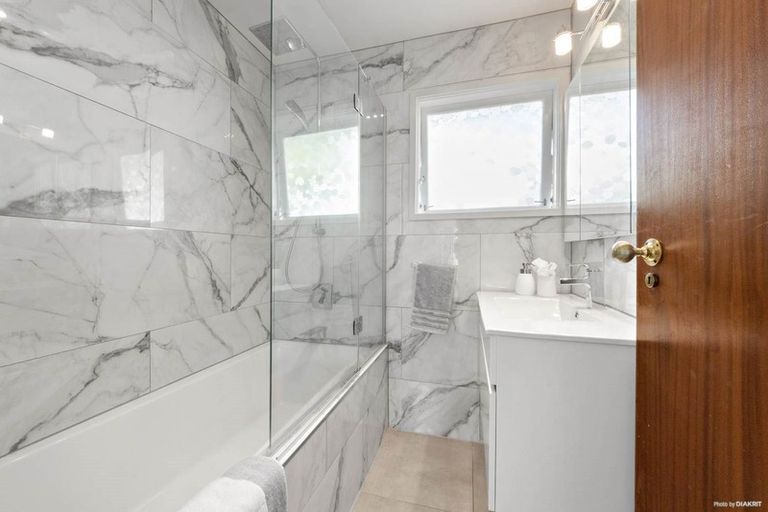 Photo of property in 16 Robert Burke Place, Henderson, Auckland, 0612