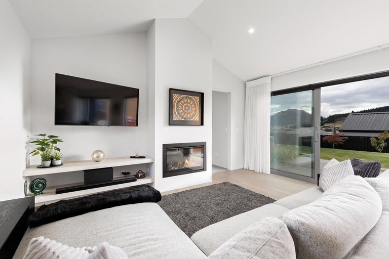 Photo of property in 8 The Heights Avenue, Wanaka, 9305
