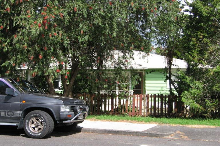 Photo of property in 8 Thuja Street, Green Bay, Auckland, 0604