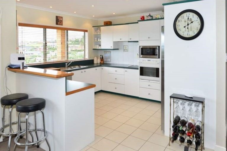 Photo of property in 5 Montcalm Close, Orewa, 0931