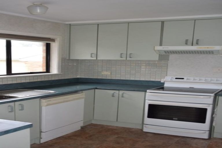 Photo of property in 25 Yeovil Road, Te Atatu Peninsula, Auckland, 0610