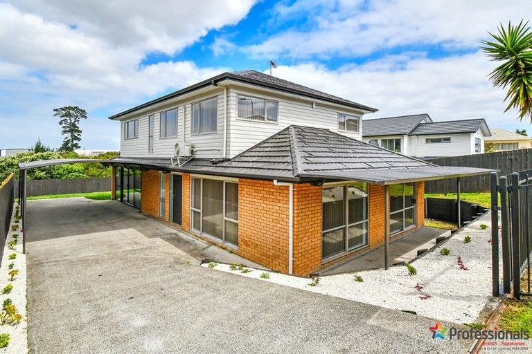 Photo of property in 18 Staten Place, Mangere, Auckland, 2022