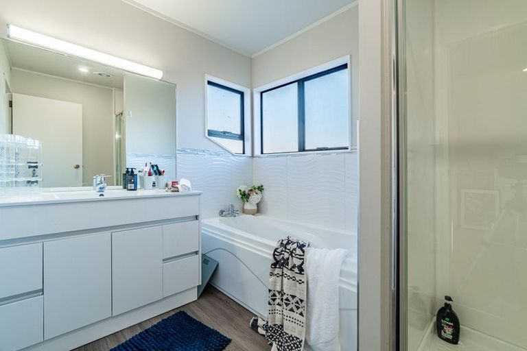 Photo of property in 1/8 Mandica Place, Sunnynook, Auckland, 0632