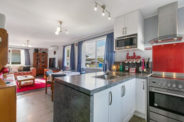 Photo of property in 10 Lipton Grove, Opaheke, Papakura, 2113