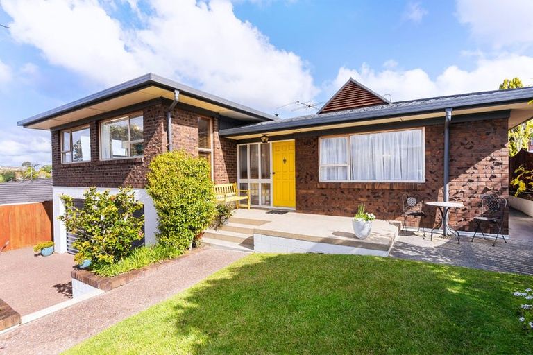 Photo of property in 8 Helvetia Drive, Browns Bay, Auckland, 0630