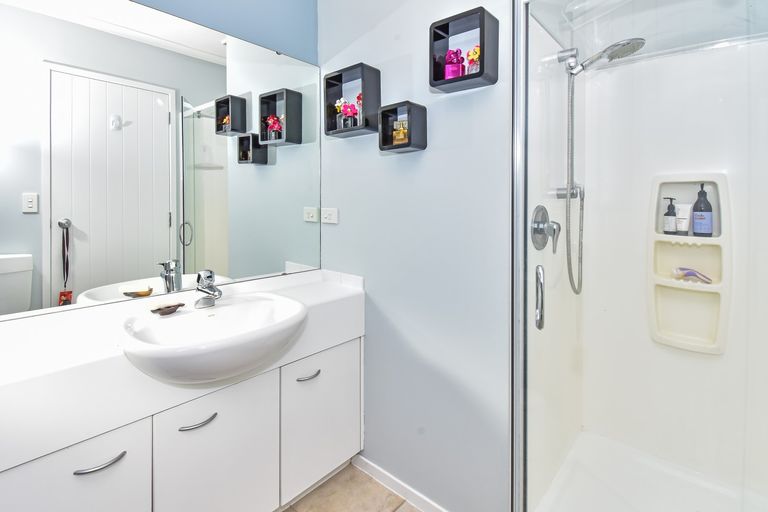 Photo of property in 69 Riverton Drive, Randwick Park, Auckland, 2105