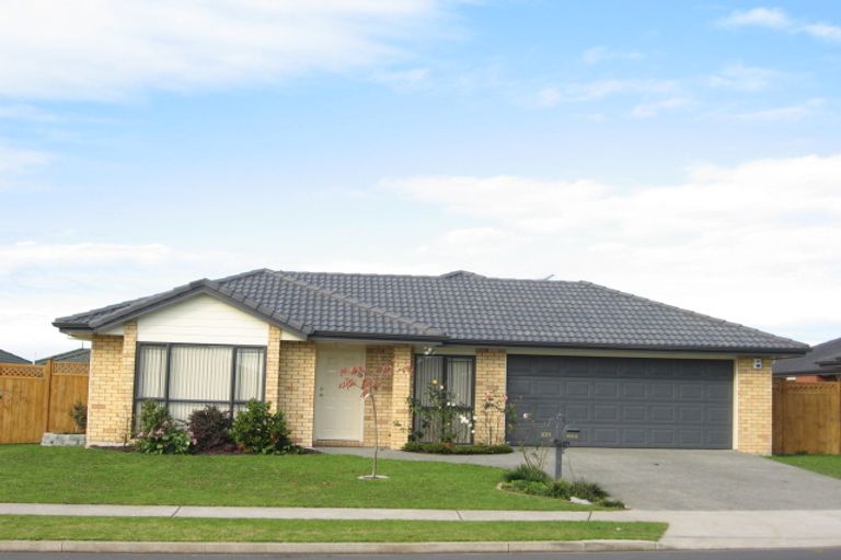 Photo of property in 221 Carnoustie Drive, Wattle Downs, Auckland, 2103