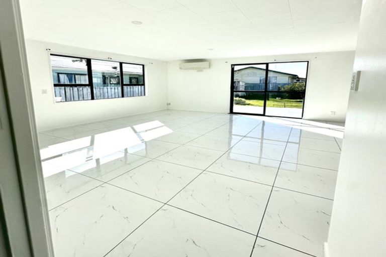 Photo of property in 2/18 Kennington Drive, Clendon Park, Auckland, 2103