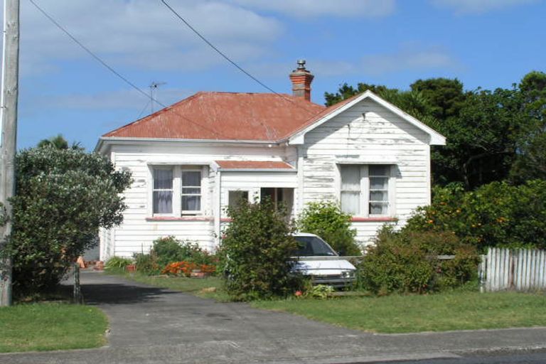 Photo of property in 13 Gladstone Road, Northcote, Auckland, 0627