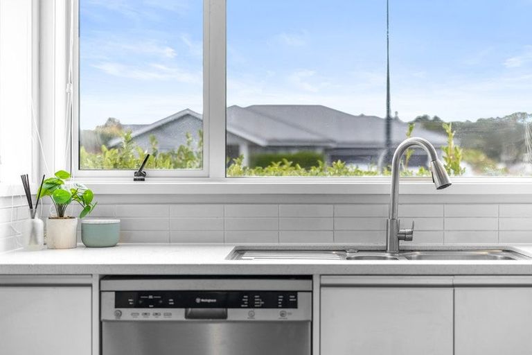 Photo of property in 5 Malbec Place, Huapai, Kumeu, 0810