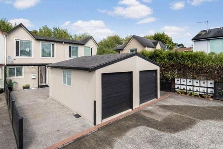 Photo of property in 9h Clearwater Cove, West Harbour, Auckland, 0618