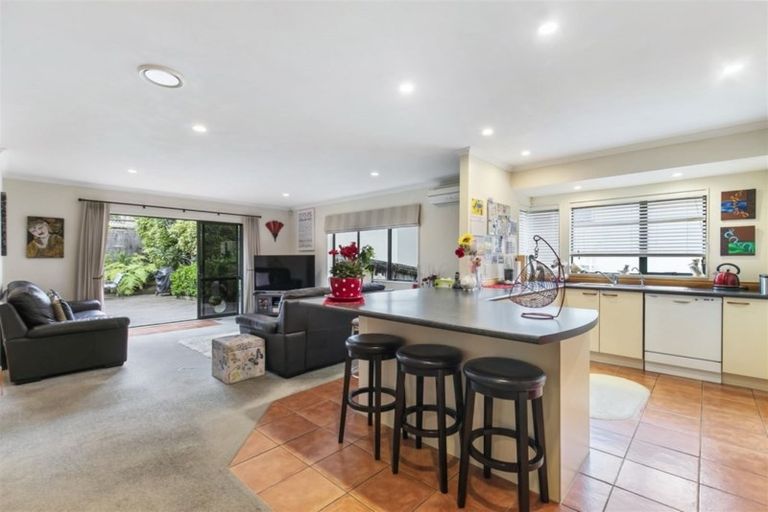 Photo of property in 16 Berkshire Terrace, Massey, Auckland, 0614