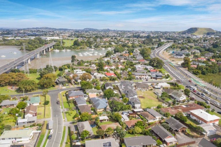 Photo of property in 2 Millen Avenue, Pakuranga, Auckland, 2010