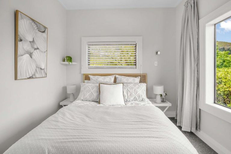 Photo of property in 33 Waitohu Road, York Bay, Lower Hutt, 5013