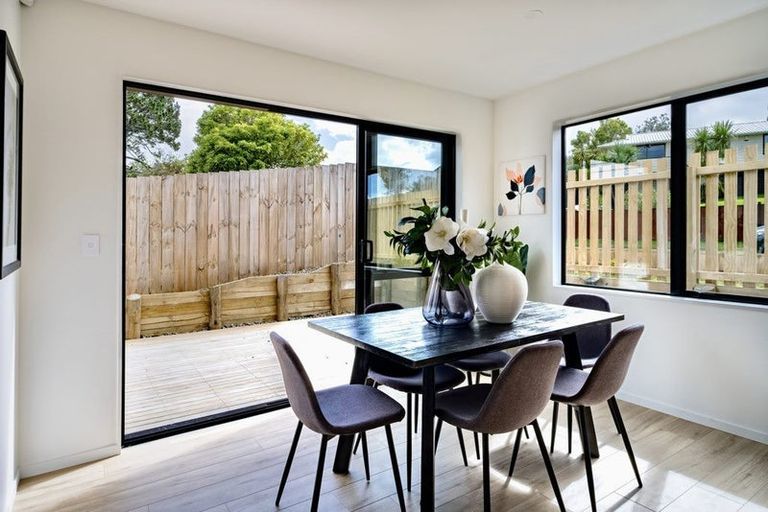 Photo of property in 18a Edgware Road, West Harbour, Auckland, 0618