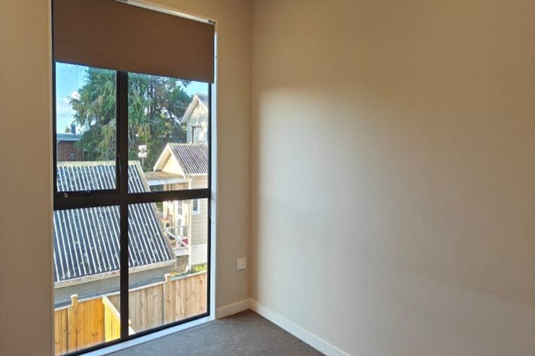 Photo of property in 5/58 Te Atatu Road, Te Atatu South, Auckland, 0610