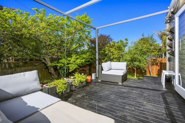 Photo of property in 21 Roberts Avenue, Bayswater, Auckland, 0622