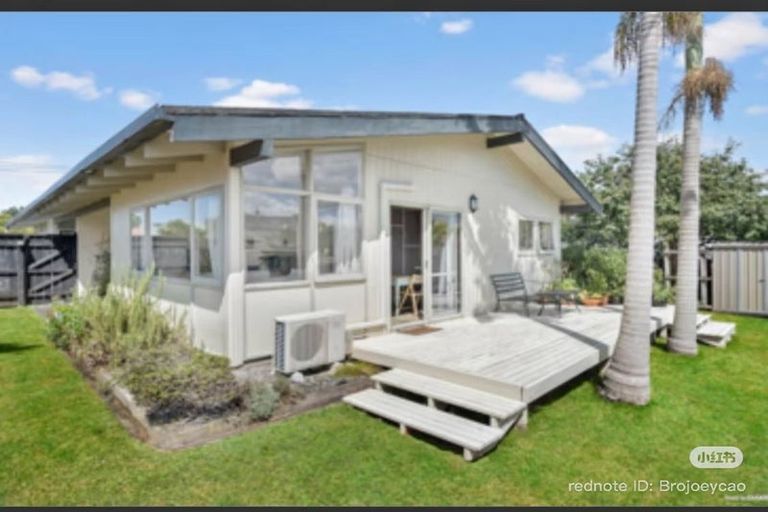 Photo of property in 2/1a Yeovil Road, Te Atatu Peninsula, Auckland, 0610