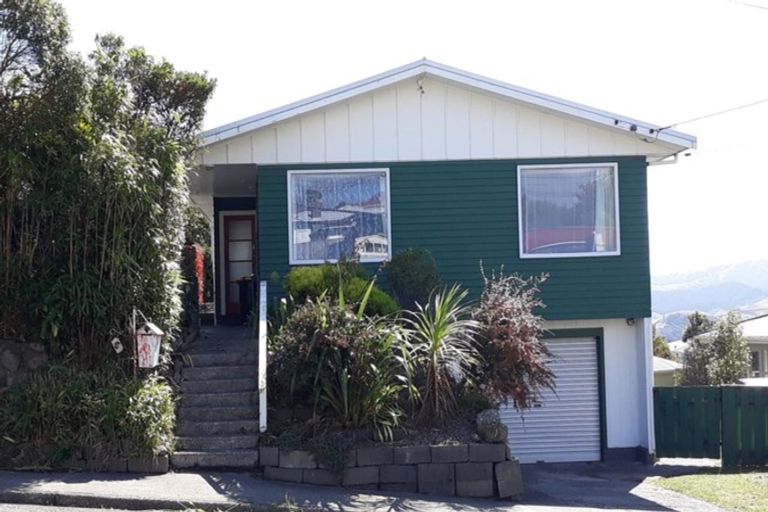 Photo of property in 6 Link Road, Newlands, Wellington, 6037