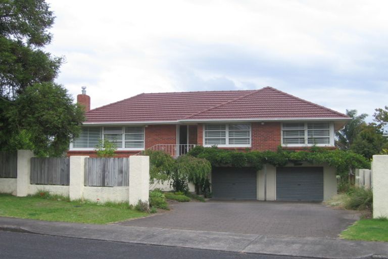 Photo of property in 2/16 James Evans Drive, Northcote, Auckland, 0627