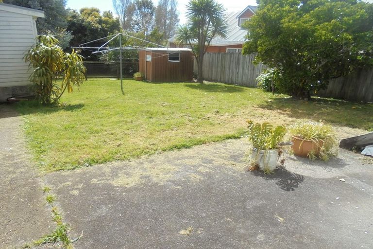 Photo of property in 35 Raleigh Road, Northcote, Auckland, 0627