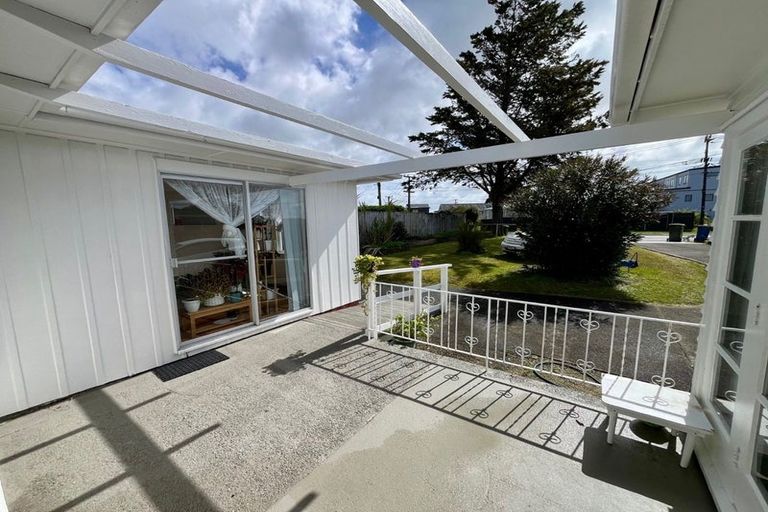 Photo of property in 47 Royal View Road, Te Atatu South, Auckland, 0610