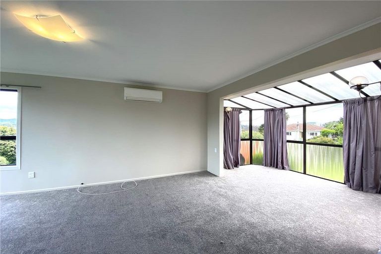 Photo of property in 42 Savoy Road, Glen Eden, Auckland, 0602
