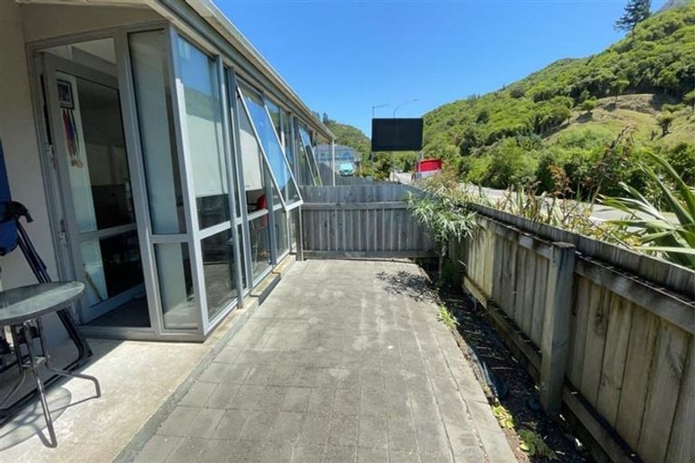 Photo of property in 2/1 Angle Street, Picton, 7220
