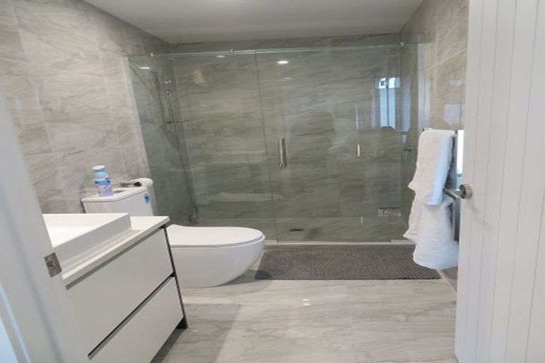 Photo of property in 25a Pupuke Road, Birkenhead, Auckland, 0627